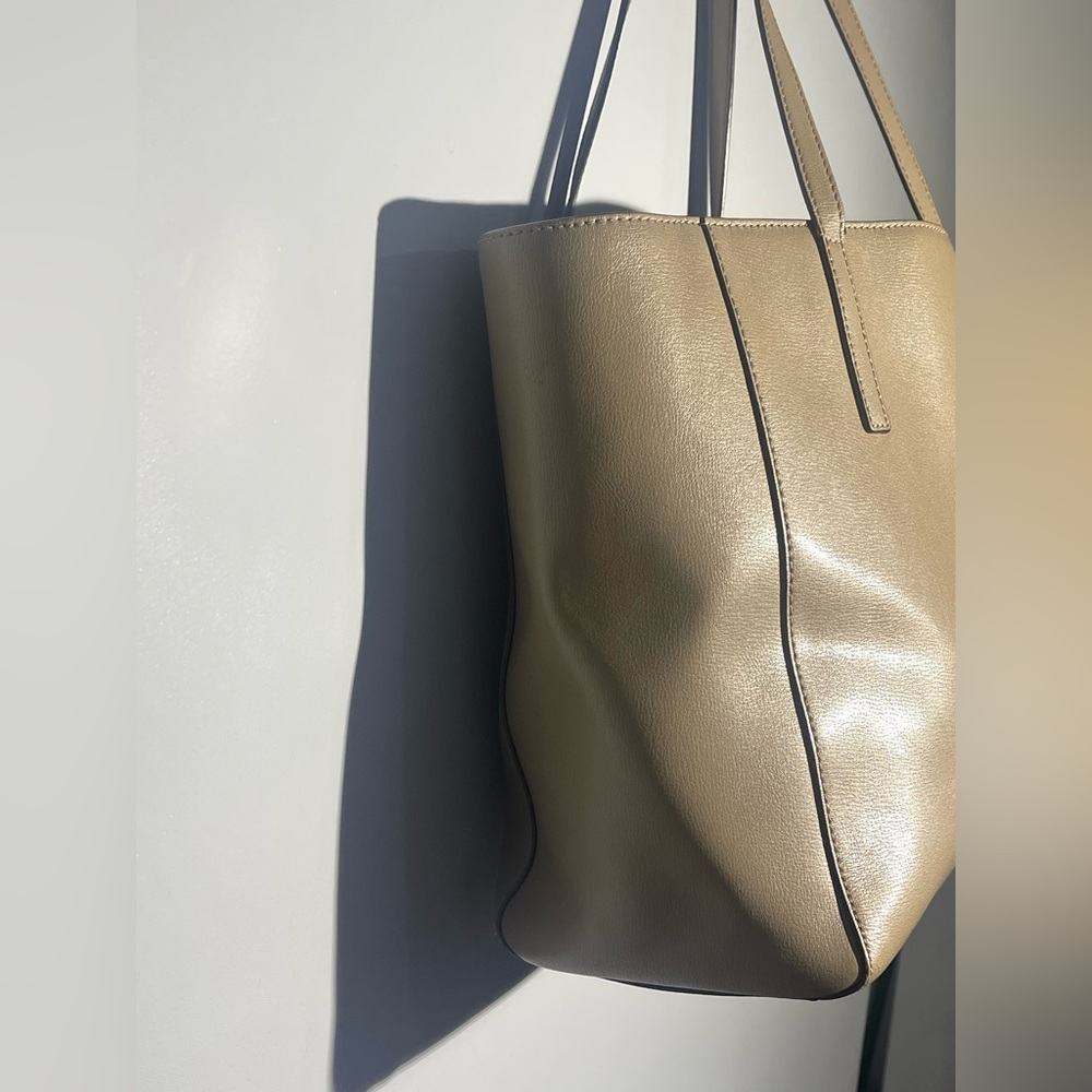 Michael Kors Elegant Tan Leather Tote Bag - Picture 5 of 10
